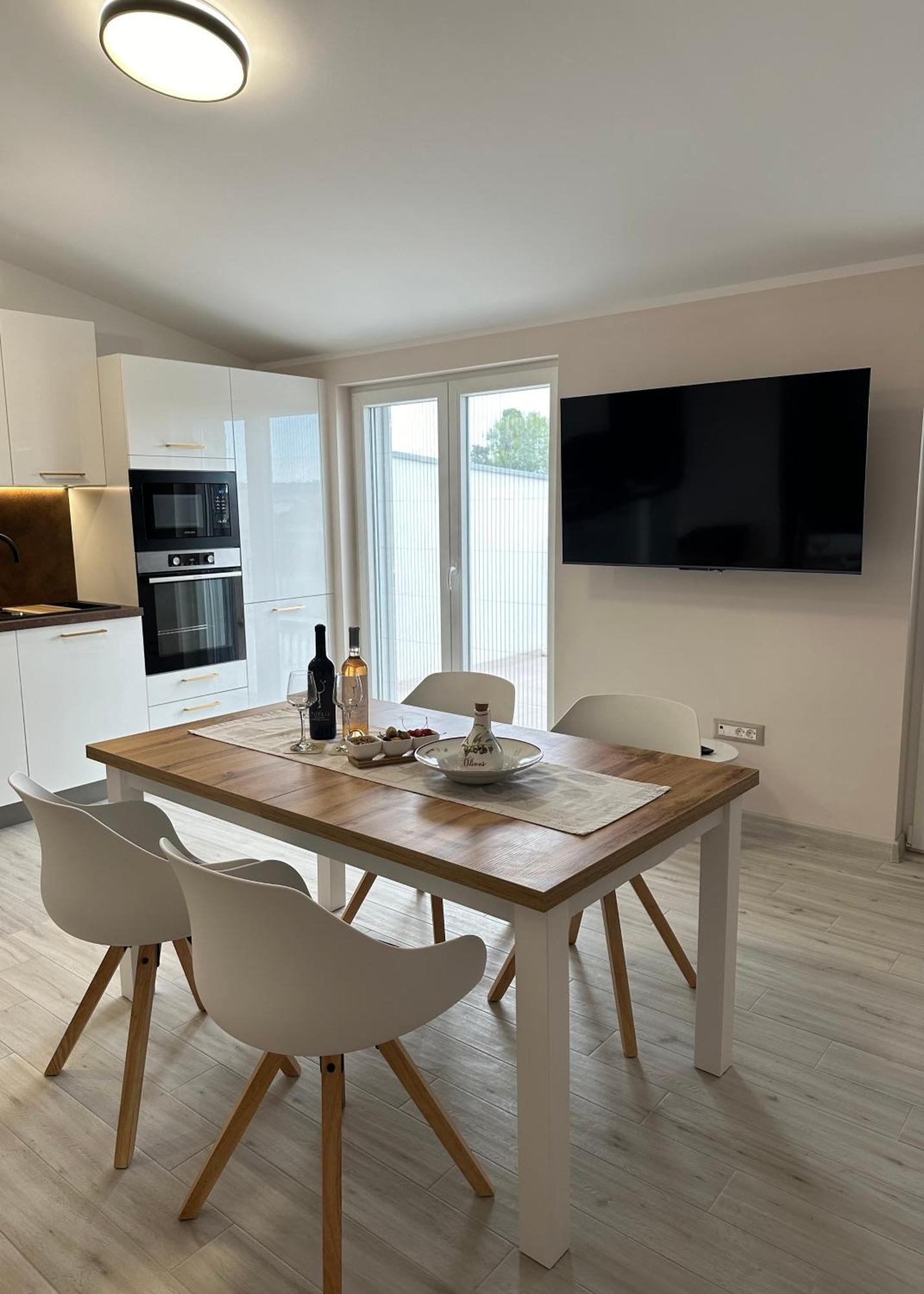 Bee House Suite - Brand New Apartment 100 M From Sea Kastela Exterior photo