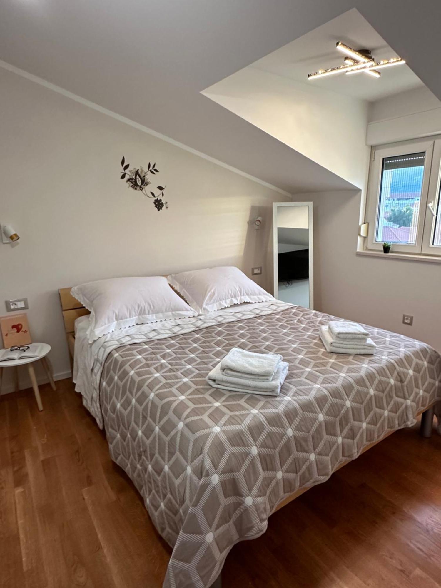 Bee House Suite - Brand New Apartment 100 M From Sea Kastela Exterior photo
